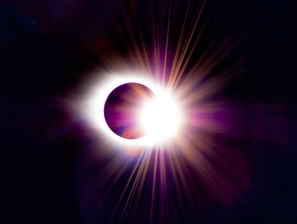 Total solar eclipse, diamond ring effect - Stock Image - R506/0428 -  Science Photo Library
