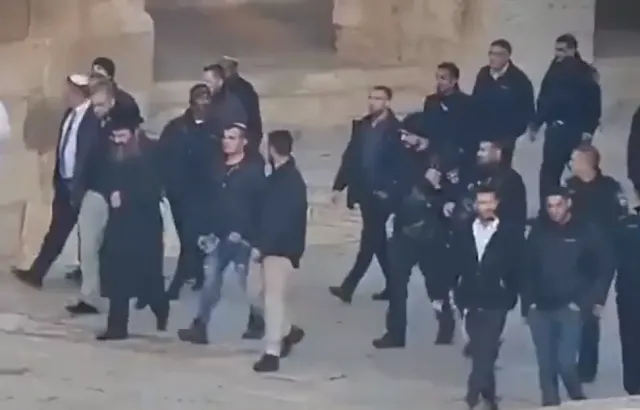 الفلسطينيون يتهمون وزير إسرائيلي بارتكاب"اعتداء" على الحرم القدسي(فيديو)
