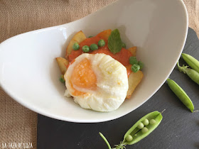 huevo-poché-con-tomate-frito-casero-y-patatas