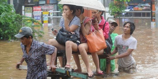 Foto Cewek Cantik Kena Banjir Jakarta 2014 Terbesar di Indonesia Terbaru 