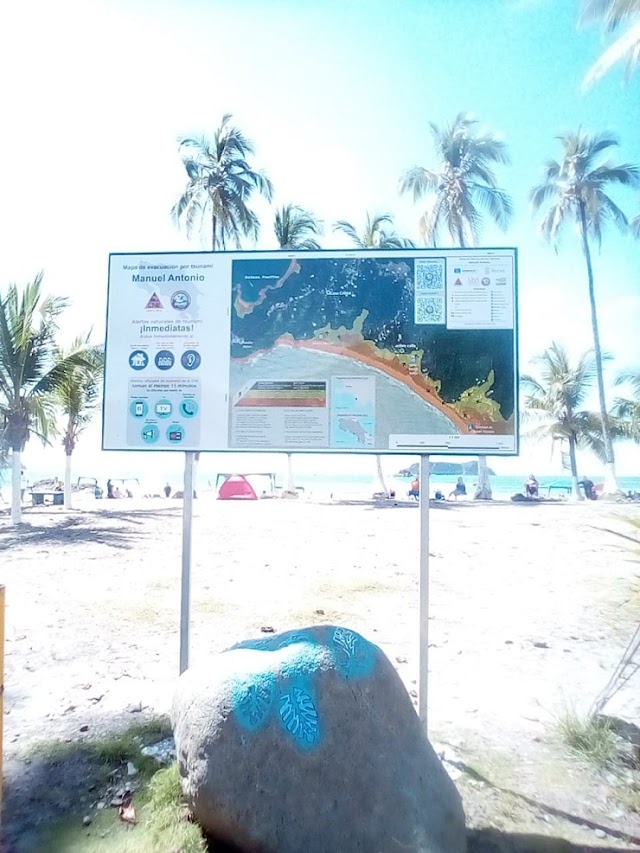 Municipalidad de Quepos coloca piedras y cadenas en Playa Iguanita