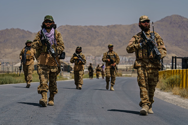 Tálib harcosok biztosítják a Hamid Karzai nemzetközi repülőtér amerikaiak által ellenőrzött oldala melletti külső kerületet Kabulban, Afganisztánban 2021. augusztus 29-én, vasárnap. © Getty Images / MARCUS YAM