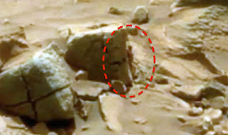 alien di mars mengintip dari batu