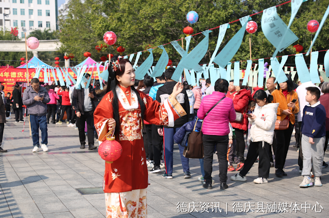 Chongde Plaza, Deqing County, Guangdong, Miss Hanfu