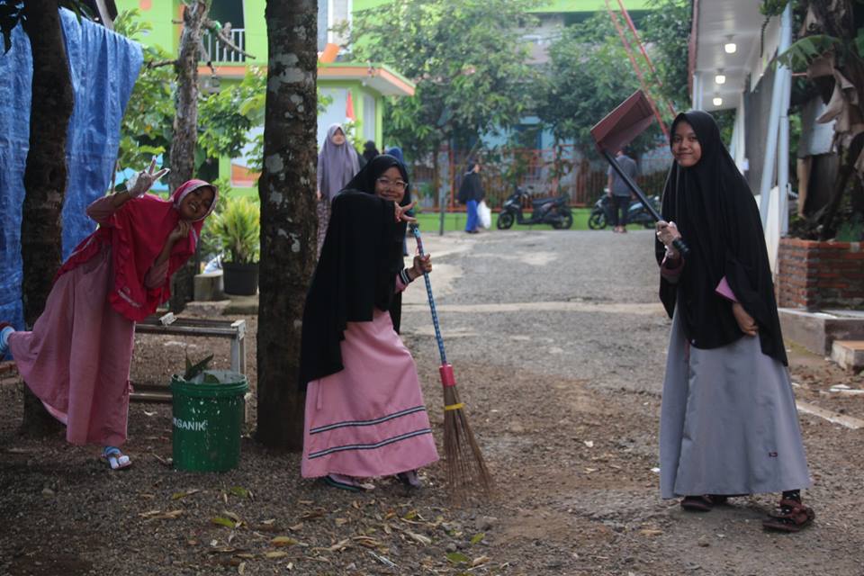 Operasi Semut Santri Putri  RUMAH YATIM INDONESIA