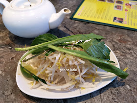 Que Ling Vietnamese in East Chinatown Toronto