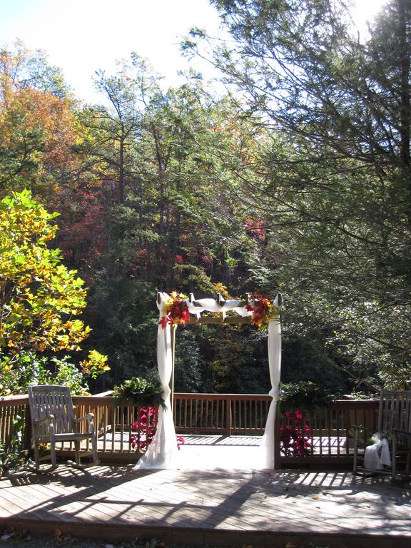 What could be more perfect than an outdoor ceremony surrounded by the beauty