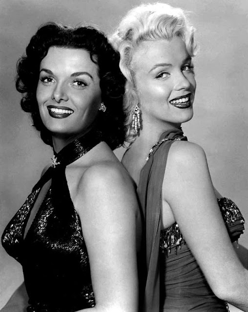 Fotografías de Marilyn Monroe y Jane Russell en Los caballeros las prefieren rubias