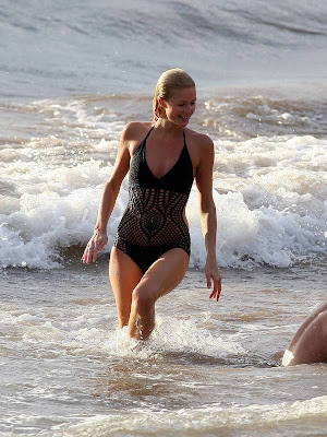 Super Hot CELEBRITY Paris Hilton Pics In Black bikini beach candids