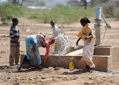 水場のエチオピア女性