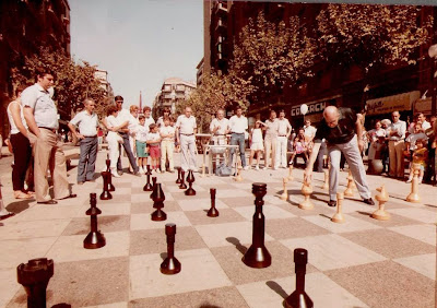 Ángel Ribera Jugando al ajedrez en medio de la Avenida Gaudí en 1985