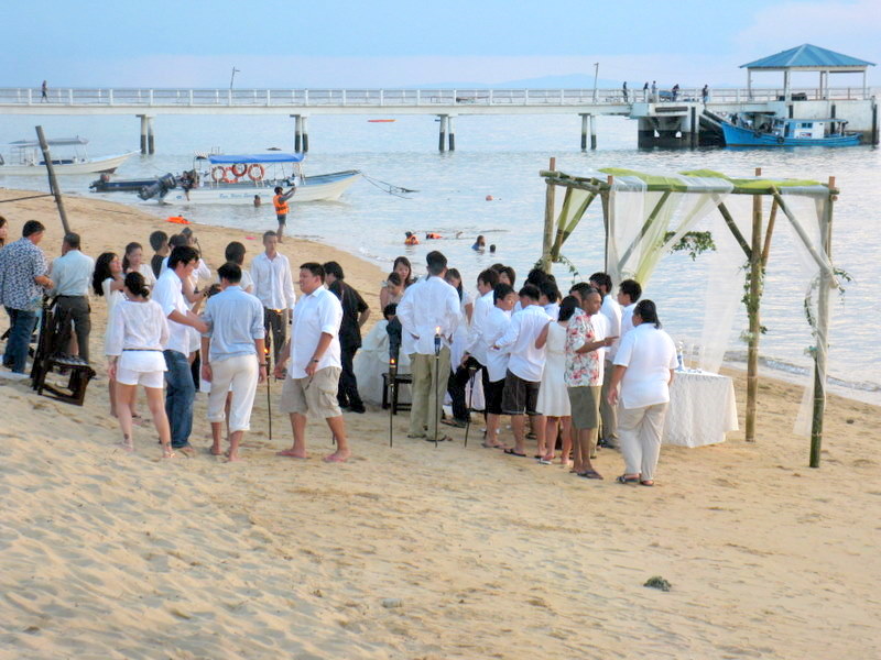 Here are the beach wedding pictures that MY Wedding Planner have done 