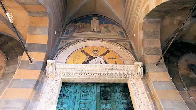 Amalfi - Puerta de entrada a la catedral de San Andrés