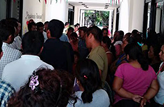 Campesinos y padres de familia se manifiestan en Bacalar; piden apoyos para albergue estudiantil