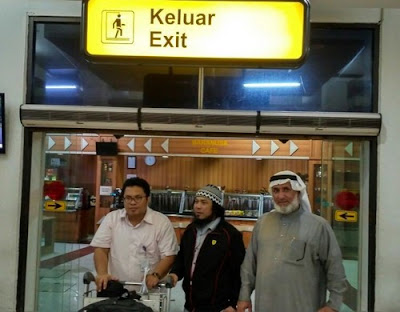 Syarif Hidayat Anang (center), arrives in Jakarta after being spared from death row in Saudi Arabia.