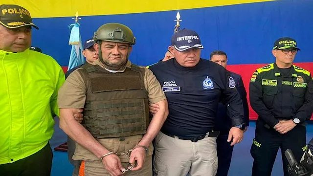 كولومبيا تسلّم أمريكا بارون المخدّرات "أوتونييل"   وكالة البيارق الإعلامية أعلن الرئيس الكولومبي إيفان دوكيه أنّ بوغوتا سلّمت أمس الأربعاء الولايات المتّحدة "أوتونييل"، أكبر تاجر مخدّرات في البلاد.  وقال دوكيه في تغريدة على تويتر "أودّ أن أكشف أننا سلّمنا دايرو أنطونيو أوسوغا، الشهير باسم أوتونييل، أخطر مهرّب للمخدّرات في العالم".  وأوسوغا (50 عاماً) كان المطلوب رقم 1 في كولومبيا إلى أن أوقفته قوات الأمن في 23 أكتوبر في شمال غرب البلاد خلال عملية عسكرية واسعة النطاق.  وأوتونييل ملاحق منذ 2009 أمام محكمة في نيويورك بتهمة الاتجار بالمخدّرات.  وفي تغريدته، وصف الرئيس الكولومبي مواطنه هذا بأنّه "قاتل قادة مجتمع وعناصر شرطة، ومغتصب أطفال ومراهقين. اليوم، انتصرت الشرعية وسيادة القانون والقوة العامة والعدالة".  وبثّت وسائل إعلام محلية صوراً لقافلة كبيرة من العربات المدرّعة يواكبها عناصر شرطة مدجّجين بالسلاح متوجهة إلى مطار بوغوتا.  وكان أقارب ضحايا أوتونييل طلبوا "تعليق" عملية تسليمه إلى الولايات المتحدة، مطالبين السلطات باحترام حقّهم في معرفة الحقيقة وبالحصول على تعويضات.  لكن فريق الدفاع عن أوسوغا قال لوكالة فرانس برس إنّ القضاء الكولومبي أعطى الخميس الضوء الأخضر لتسليمه إلى الولايات المتّحدة.