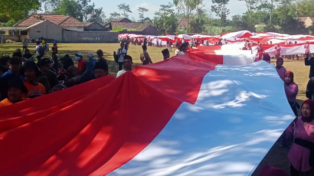 Kirab Bendera Merah Putih 1.000 Meter: Semangat Kemerdekaan Desa Dawung Menginspirasi!