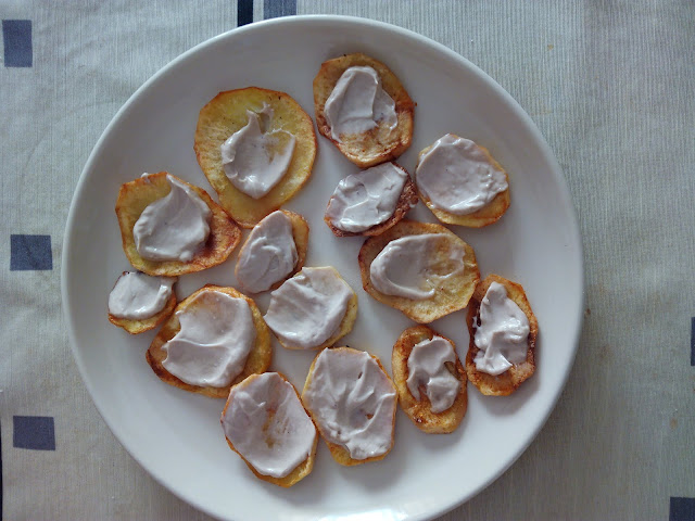 Patatas fritas con mayonesa de ajo negro y pimienta