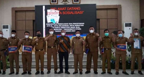 Wakil Bupati Labura Serahkan Dokumen Kependudukan Masyarakat