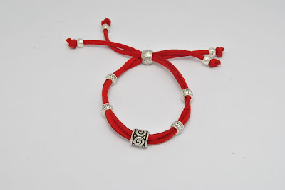 Pulsera roja tribal