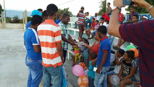 Movimiento juventud perla del sur “entrega útiles escolares” a jóvenes de escasos recursos en Barahona 