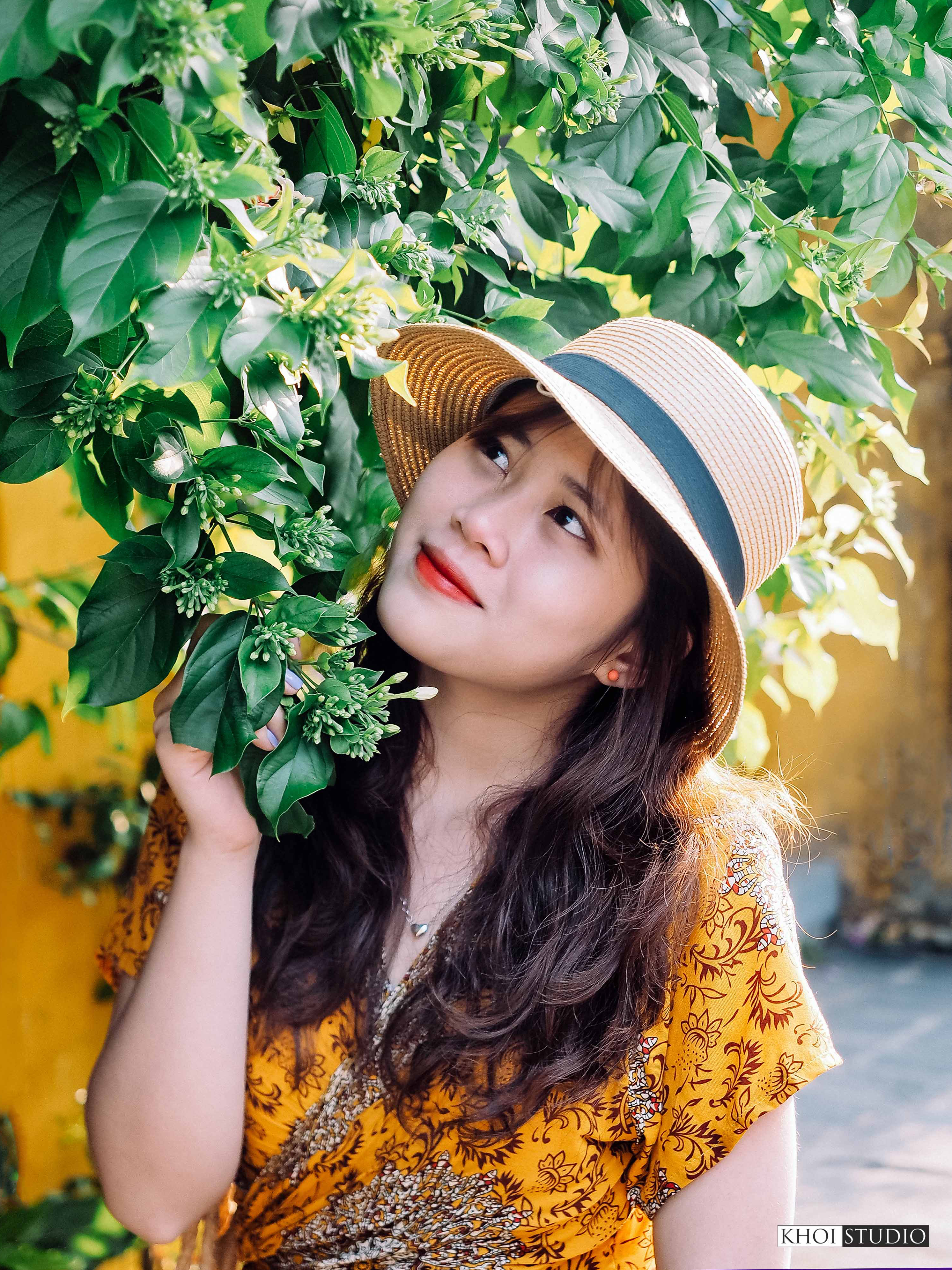 Family travel photo session in Hoi An ancient town: Outdoor photo shoot with mom