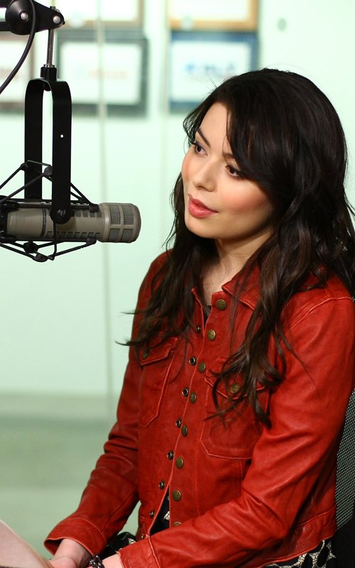 Miranda Cosgrove promociona episodio con Michelle Obama