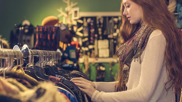 Mulher comprando roupas