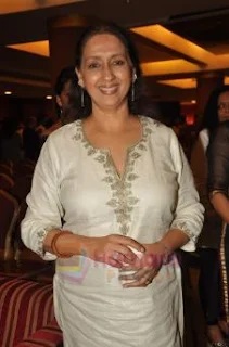 Neena Kulkarni Family Husband Son Daughter Father Mother Marriage Photos Biography Profile.