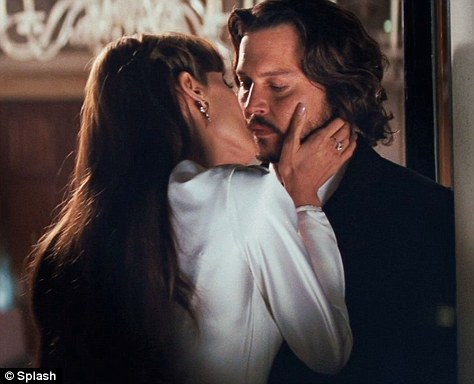 vanessa paradis and johnny depp kissing. Depp, who has lived with