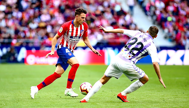 Santiago Arias encara a Nacho. CLUB ATLÉTICO DE MADRID 1 REAL VALLADOLID C. F. 0. 27/04/2019. Campeonato de Liga de 1ª División, jornada 35. Madrid, estadio Wanda-Metropolitano: 53.123 espectadores.GOLES: 1-0: 65’, Joaquín, en propia puerta.