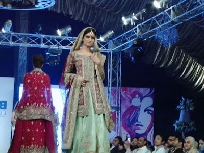 Berger color Voge holds an unforgettable fashion event, Pakistani model walking on remp