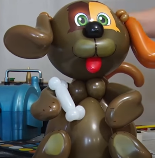 Ballonmodellage eines Hundewelpen mit Distorsionstechnick.