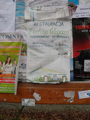 reklama restauracji Zielone Wzgórze w Sulistrowiczkach przed kościołem