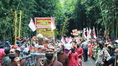 GREBEG SURO HUTAN BAMBU DI SUMBERMUJUR TETAP PERHATIKAN PROTOKOL KESEHATAN