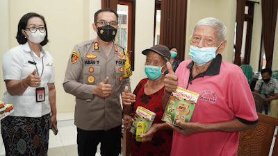 Peduli Lansia, Kapolresta Denpasar Sambangi Panti Sosial Tresna Werda "Wana Seraya”