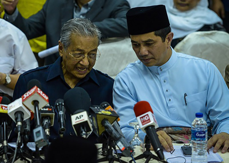 Tun M Tegaskan Azmin Tidak Perlu Bercuti Daripada Tugas ...