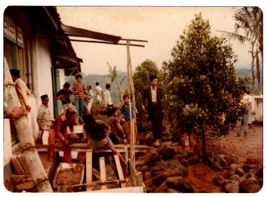 Foto pemugaran Masjid Munggang sekitar tahun 1980an, yang sudah tidak menyisakan bangunan asrama.
