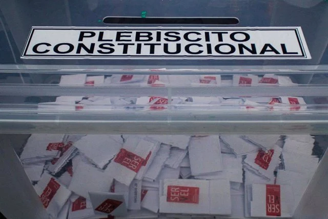 Chile decide su futuro constitucional en plebiscito crucial este domingo