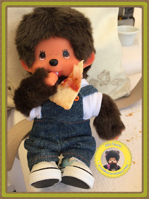 Bubbles le Monchhichi déguste de la pizza au thon