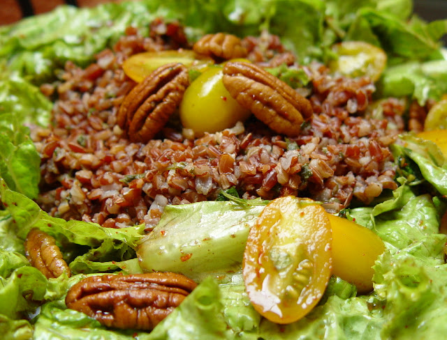 Organic Lettuce Tomato Pecan Salad with Mint Red Rice
