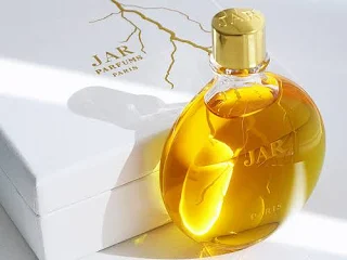 العطر مصمم من قبل صانع أمريكي مقيم في باريس يُسمى "جوزيف آرثر روزنتال" وتم مقارنة أعماله بعمل فابرجيه، ويُنسب إليه الفضل في إنشاء "JAR" الشركة التي اشتهرت بخط إنتاجها من العطور الفريدة وأشهرها عطر "Bolt of Lightning"، والذي يبلغ سعره حوالي 765