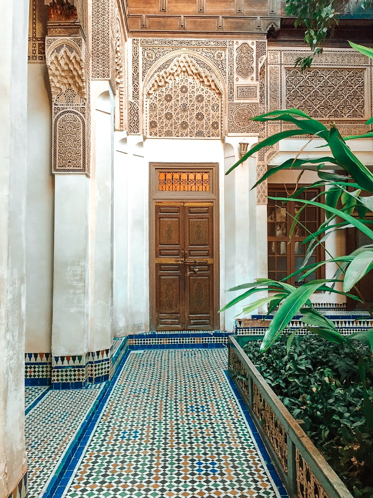 architecture islamique au palais bahia à Marrakech avec des zeligr