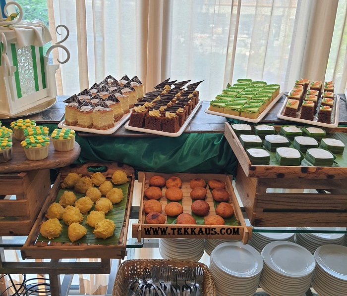Glorious Desserts and Kuih at Holiday Inn Melaka