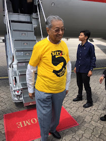 Image result for Gambar Mahathir pakai baju bersih