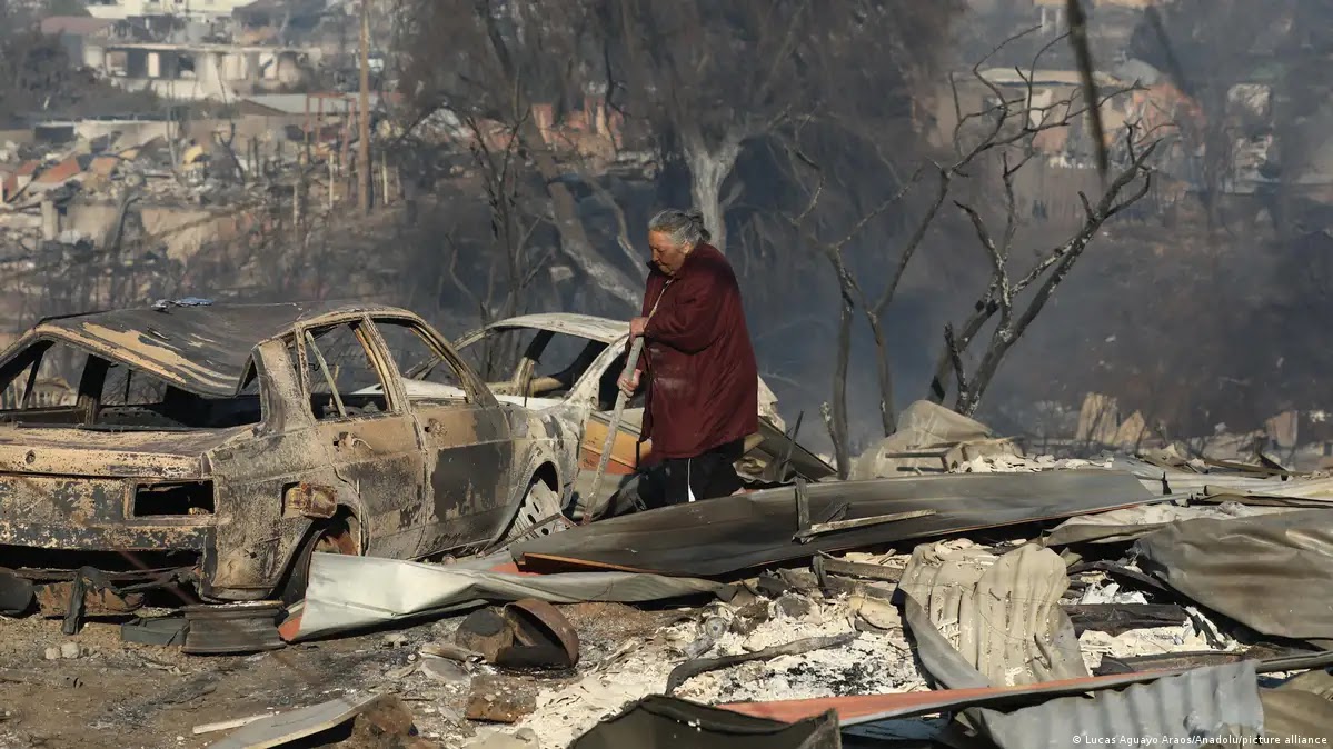 Aumentan a 99 los muertos en devastadores incendios en Chile