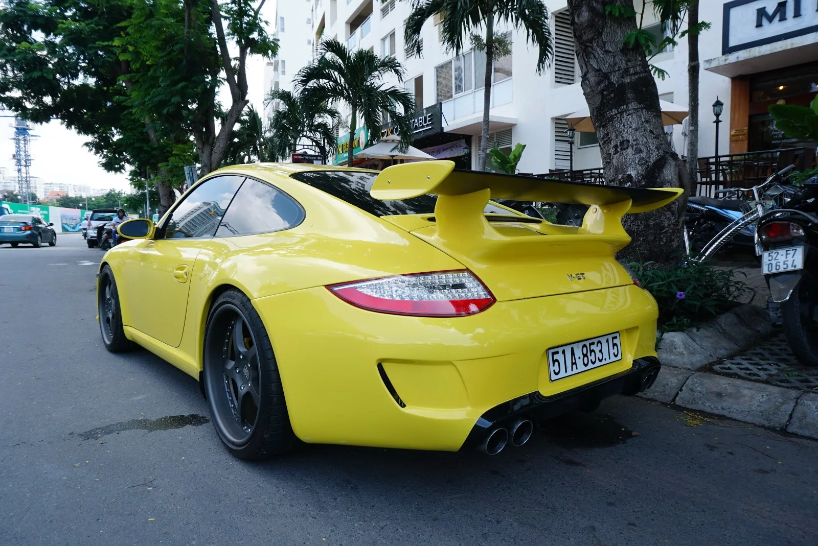 Porsche 911 V-GT vàng