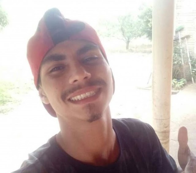 JOVEM MORRE NOS BRAÇOS DA MÃE AO SER ESFAQUEADO PELO PADRASTO