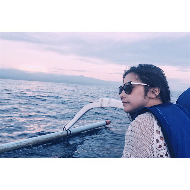 Foto Prilly Latuconsina dipantai