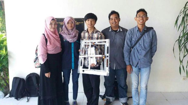 Mahasiswa ITS Ciptakan Winner Bot Robot Pembersih Kaca 